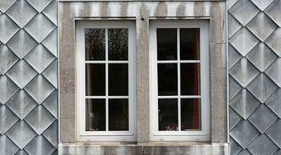 Triple glazed sealed unit with three panes and two gas-filled cavities